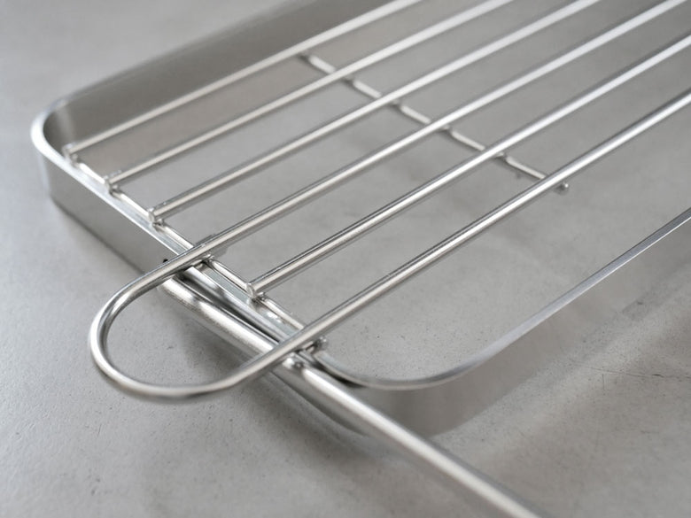 キッチンに置かれた18-8ステンレス製の折りたたみジャグボトルスタンド