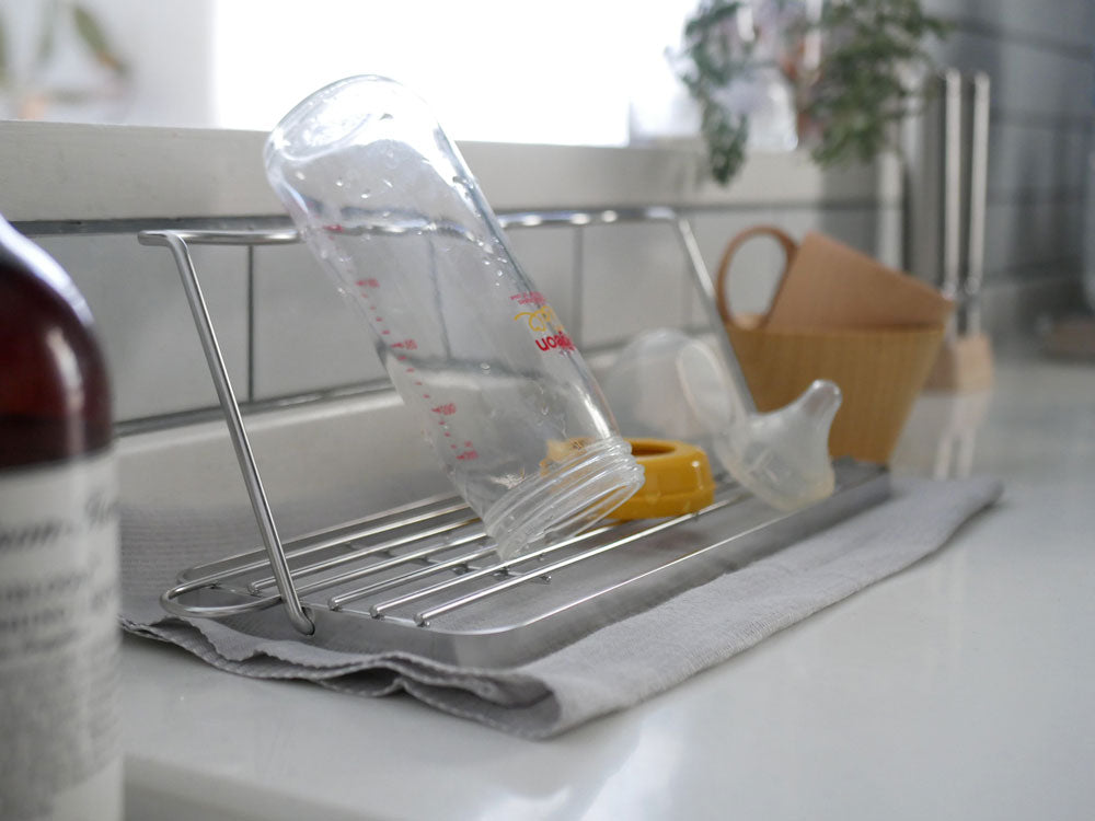 bws SELECTIONの折りたためるジャグボトルスタンドにプラスチックボトルが整理されているキッチン用品の配置