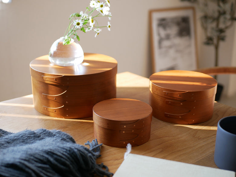 チェリー材を使用したアクシス シェーカーラウンドボックスの木製ボックスと蓋の写真