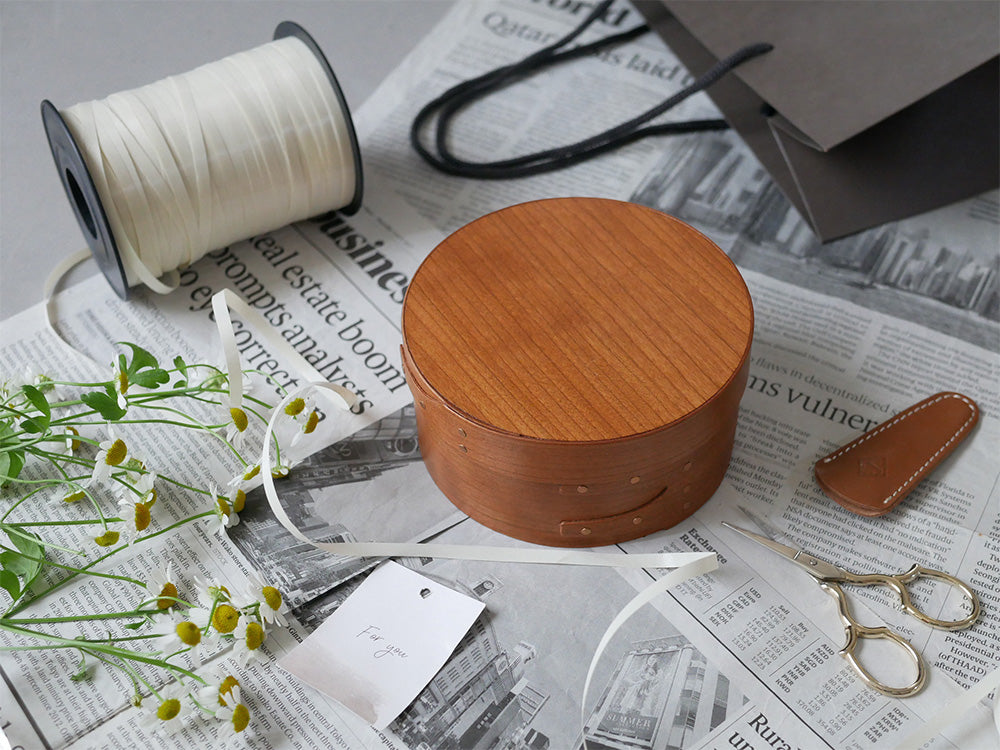 チェリー材製のアクシス シェーカーラウンドボックス、木製の蓋と銅の装飾が特徴的な丸型ボックス