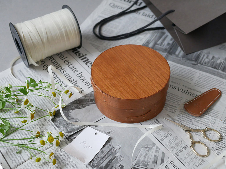 チェリー材製のアクシス シェーカーラウンドボックス、木製の蓋と銅の装飾が特徴的な丸型ボックス