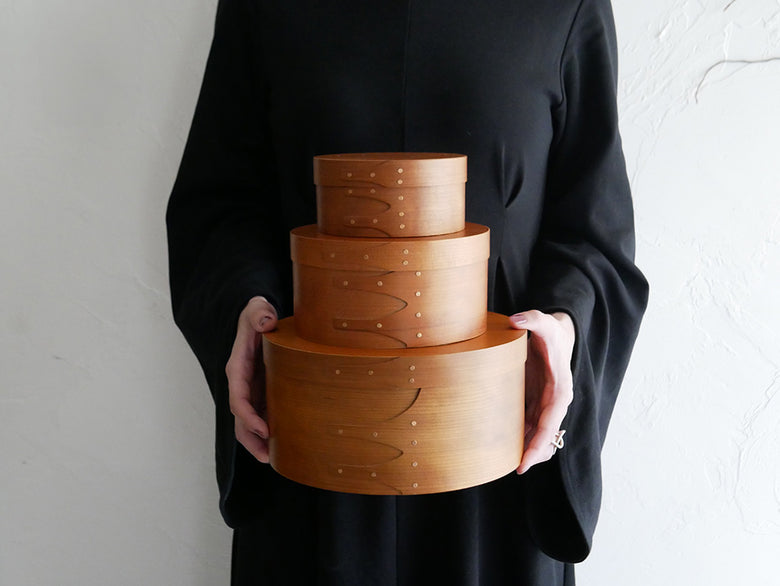 台湾製のチェリー材を使用したアクシス シェーカーラウンドボックスの丸型収納ボックス。美しい木目と高品質なハードウッドが特徴