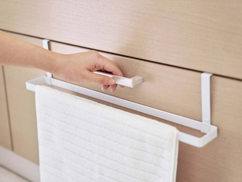 洗面下に設置されたPLATE/プレートのスチール製バスマットとタオルハンガー