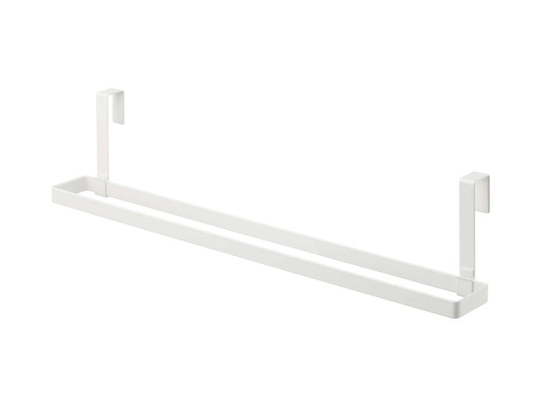 スチール製の洗面下引っ掛けバスマットとタオルハンガーが取り付けられた棚の写真