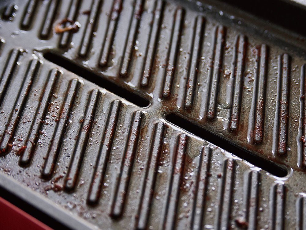 recolte製の丸洗い可能なコンパクトホットプレート用グリルプレートと油受け皿のセットが並べられた写真