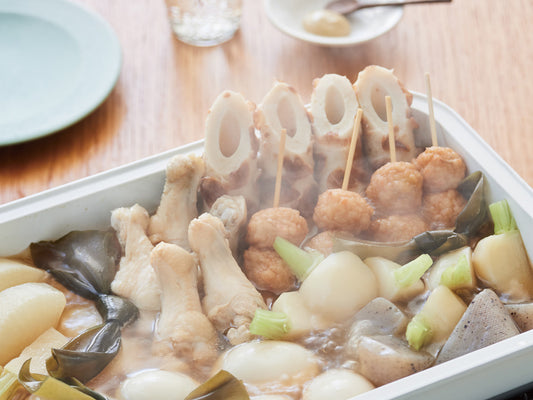 recolteのコンパクトなセラミックスチーム深鍋で調理された肉と野菜の家庭料理