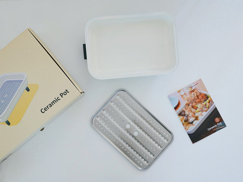 【recolte】の丸洗い可能なコンパクトセラミックスチーム深鍋とキッチン用具が整然と配置された調理シーン