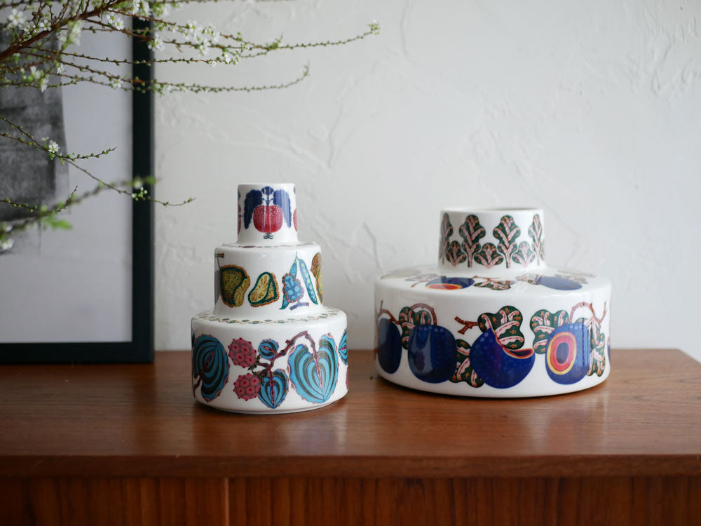 イッタラの磁器製タイカ サト ベースと装飾されたケーキ