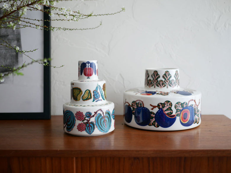 イッタラの磁器製タイカ サト ベースと装飾されたケーキ