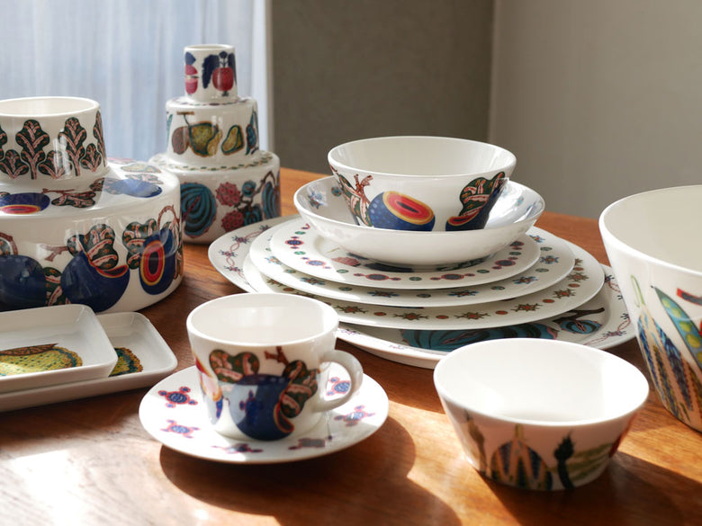 イッタラのタイカサトベース磁器製食器セット、プレートとカップが並んだ写真