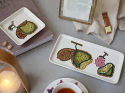 Iittalaタイカシリーズの磁器製スクエアプレートとレクタングルプレートがトレー上に美しく配置されている様子