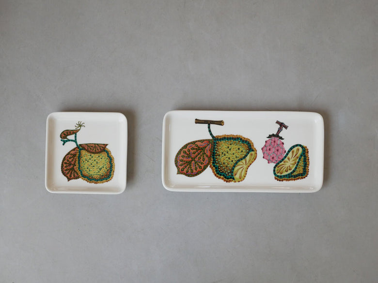 イッタラのタイカサトシリーズ、スクエアプレートとレクタングルプレートが磁器製トレイに美しく並べられている