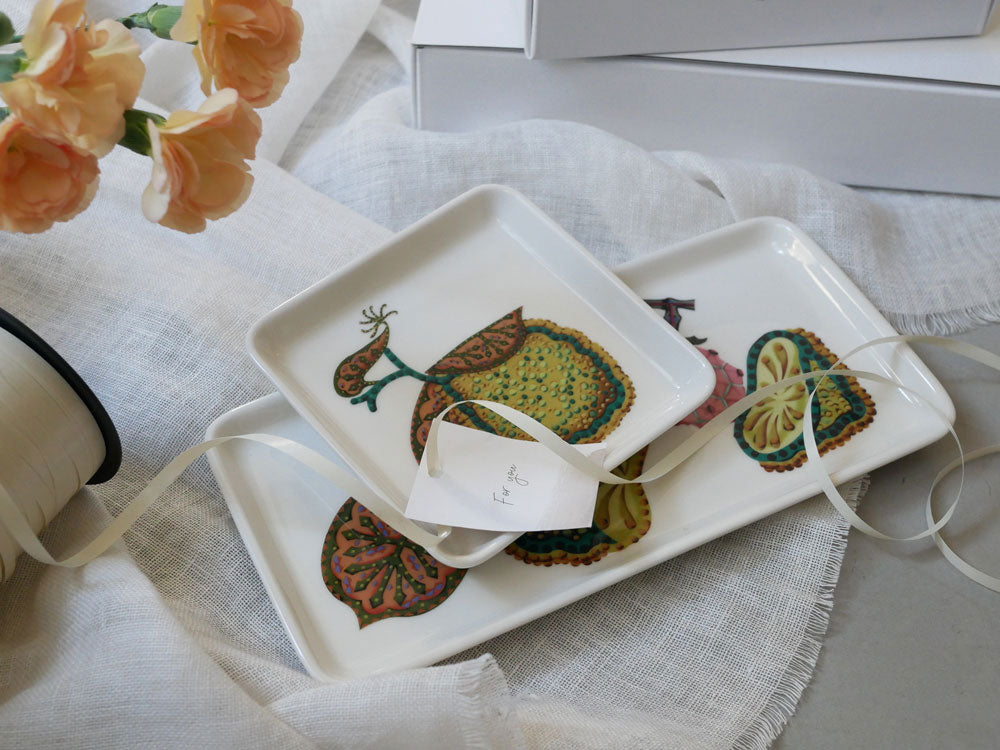 イッタラ タイカ サトのスクエアプレートとレクタングルプレートがトレイに並べられている