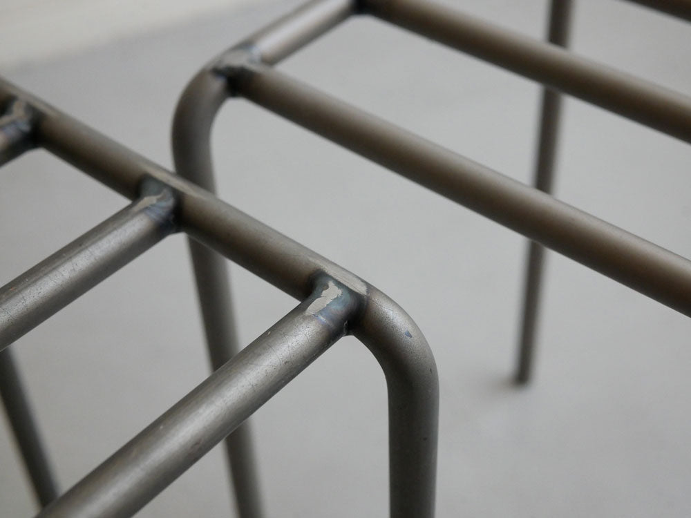 金属とメッシュ素材を使用したWEST VILLAGE TOKYOのアイアンディスプレイプラントスタンド