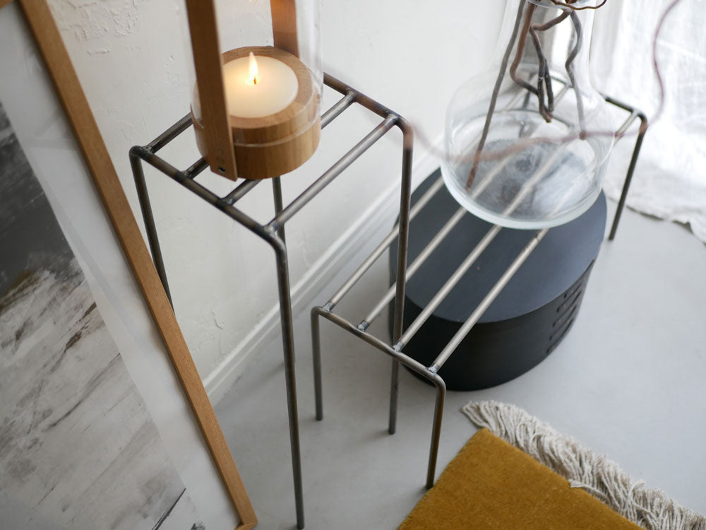 アイアン製ディスプレイプラントスタンド「KNOP」が木製フローリングの上に配置されている写真