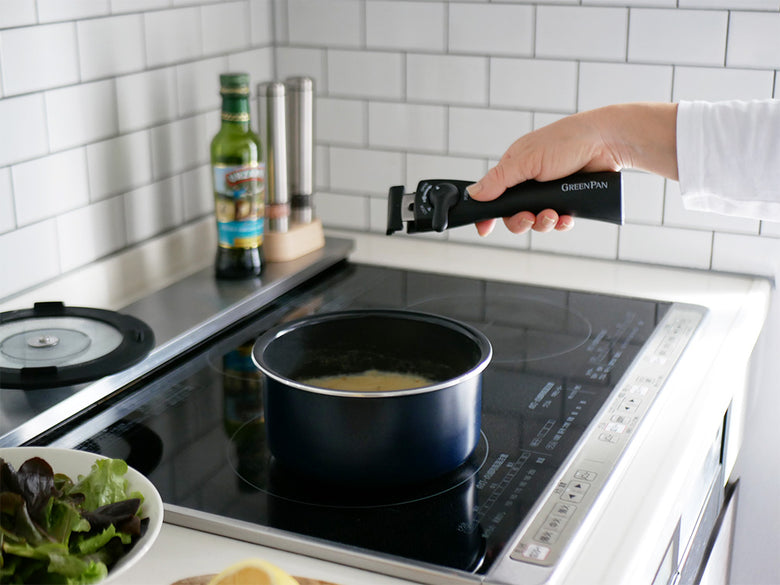 グリーンパンのリムーバブルハンドル付きクリックシェフ調理器具セット。ソースパンやフライパンなどが含まれるキッチン用品。