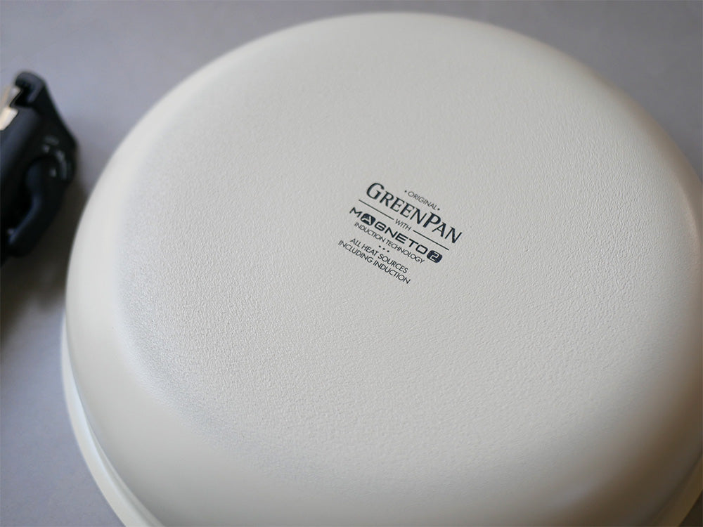 グリーンパンクリックシェフの取っ手を外せるクリームホワイト色のソースパンとフライパンが並んでいる