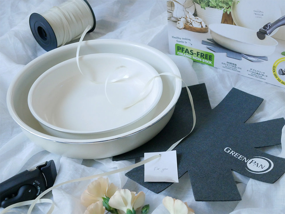 グリーンパンクリックシェフのセラミックコーティングされた食器やキッチン用具のオールインワンセット。プレート、ボウル、調理器具が揃っています。
