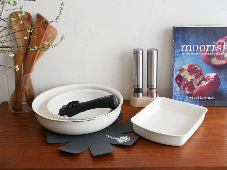 グリーンパン クリックシェフ取っ手外し可能な調理器具セット、ソースパンやフライパンが整然と並べられたキッチン用品の写真