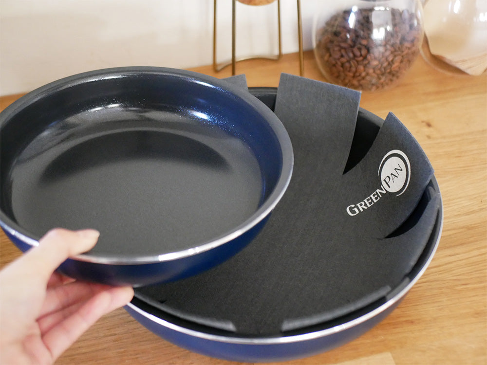 グリーンパンクリックシェフのフライパン、ソースパン、エッグパン、蓋などが揃った調理器具セットの画像