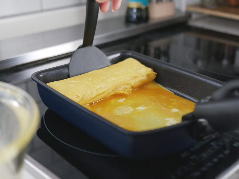 グリーンパンクリックシェフのフライパン、ソースパン、エッグパンが並べられたキッチン用品セット