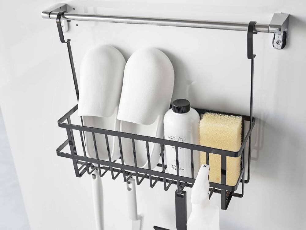 タワー引っ掛けバスルームバスケットがシンク周辺の棚に取り付けられ、ボトルや日用品を整理しているバスルームの様子