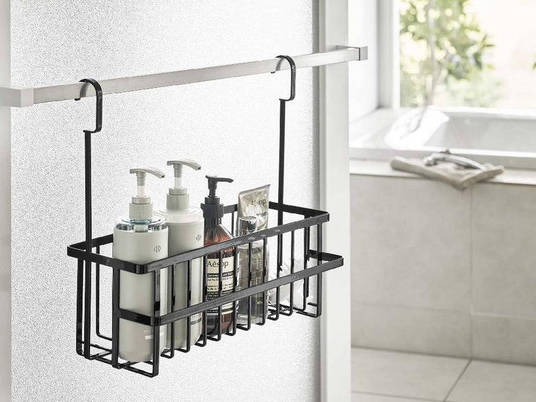 バスルームの棚に掛けられたスチール製タワー引っ掛けバスケットとシンク、浴室キャビネットが配置された様子