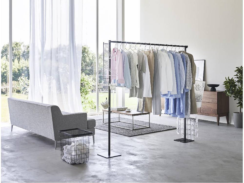 スチール製シルバーカラーの折り畳み式室内物干し「tower」が室内に設置されている様子