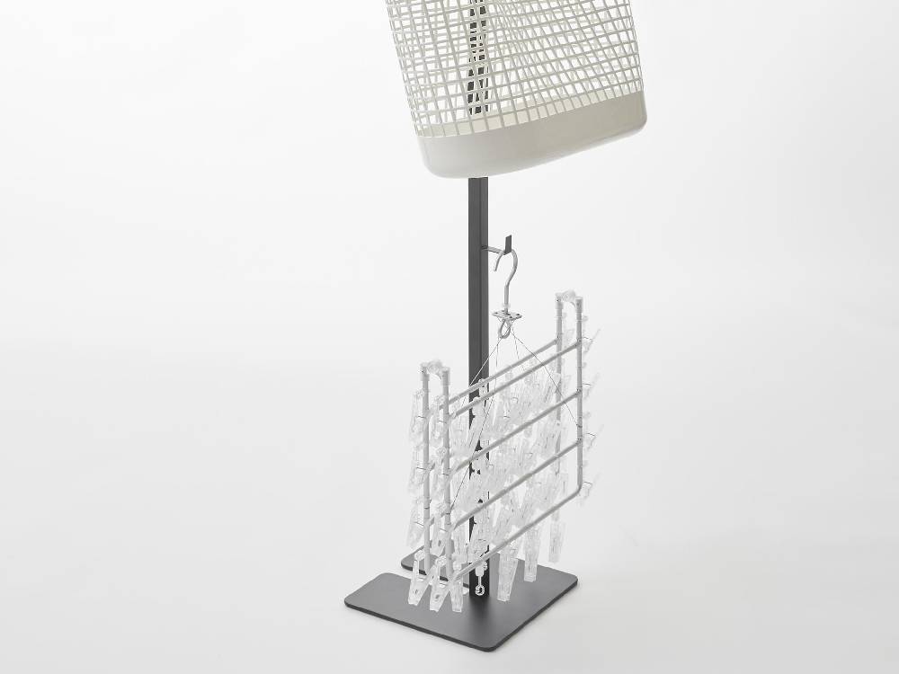 シルバーのスチール製折り畳み室内物干しタワー。メッシュデザインでスタイリッシュに収納可能な室内用物干しスタンド