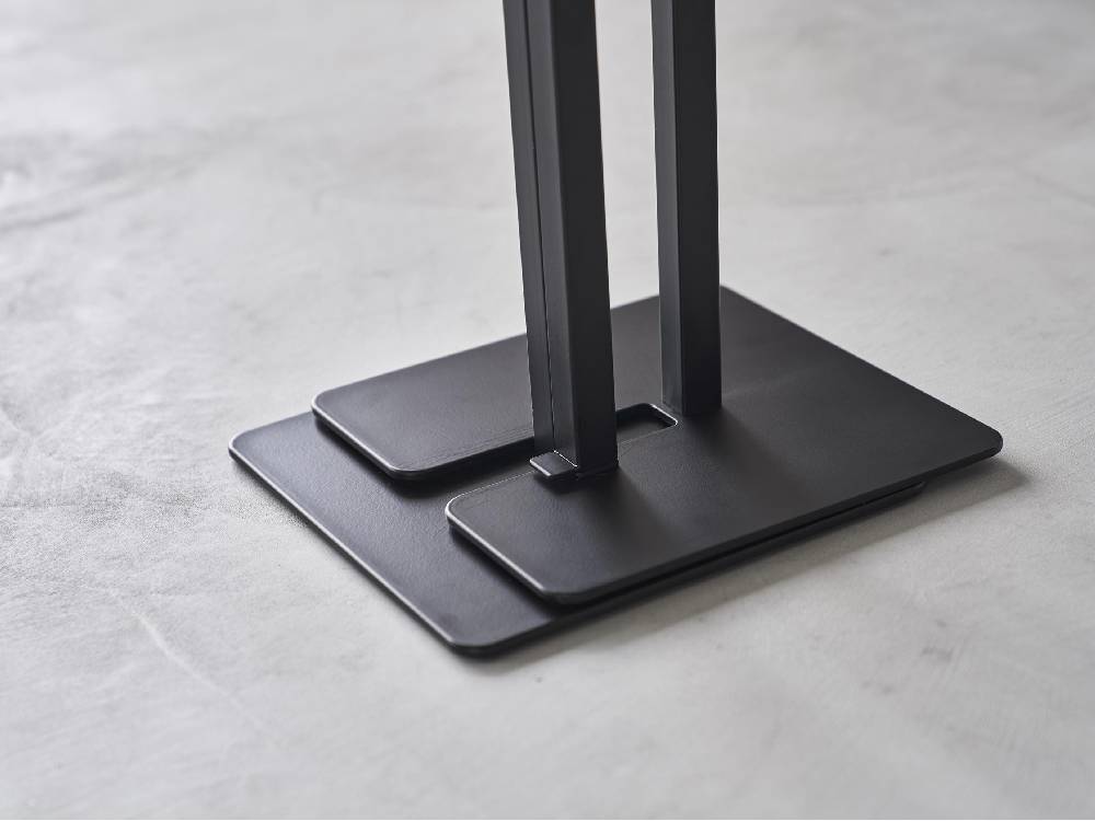 タワー【tower/タワー】折り畳み室内物干しのカーボンファイバー製ハンガーパイプを示す画像。スチール製本体がコンパクトに収納された状態も確認できます。