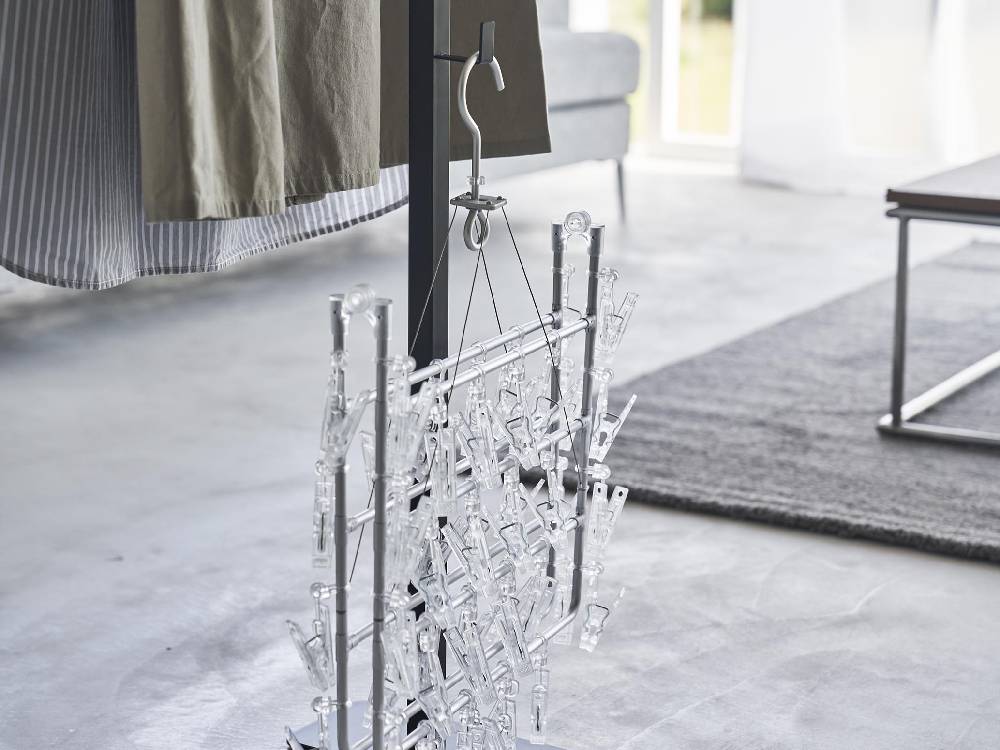 グレーのスチール製タワー折り畳み室内物干し。使用時は高さ160cmまで広がり、収納時にはコンパクトに折りたためます。