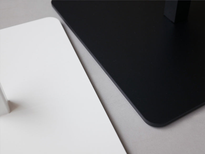 折り畳み可能な室内物干しタワーが広げられ、ハンガーパイプと複数のフックが設置されている様子