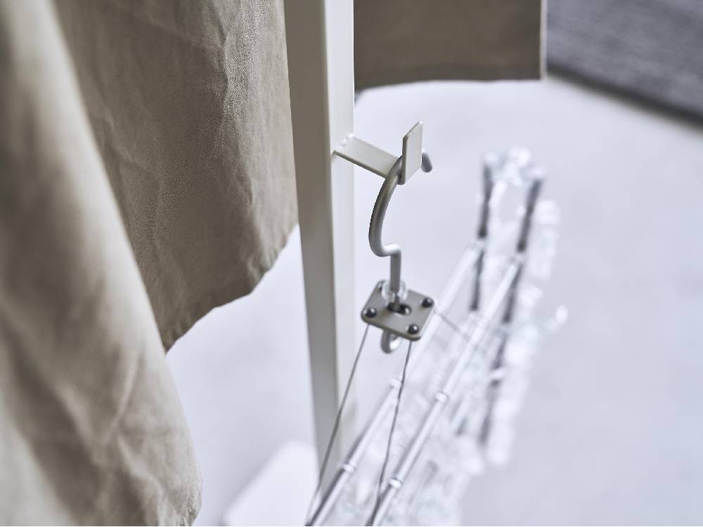 スチールとアルミニウム製の折り畳み可能なタワー型室内物干しスタンド、複数のハンガーパイプとロープが配置されたデザイン