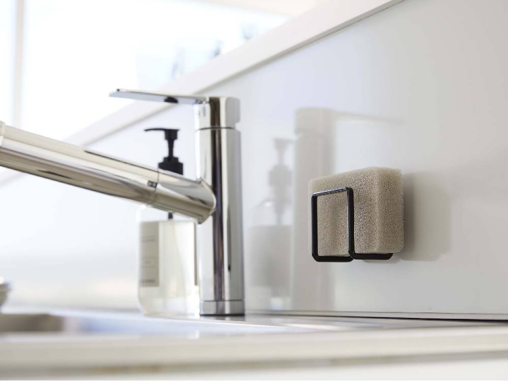 キッチンシンクに設置されたタワー フィルムフックスポンジホルダー