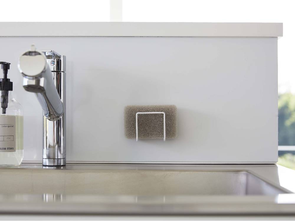 シンクのカウンタートップに取り付けられた銀色のフィルムフックスポンジホルダー