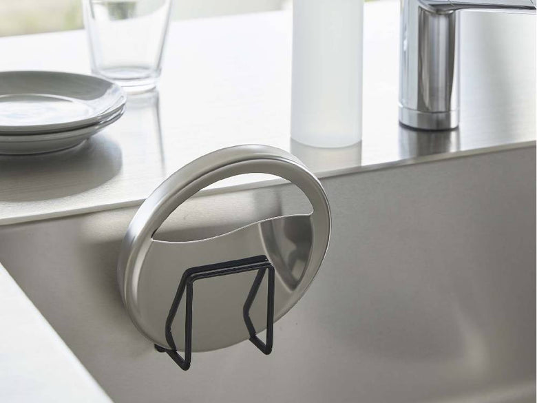 タワーの銀色スチール製フィルムフックスポンジホルダーがキッチンの壁に取り付けられている様子