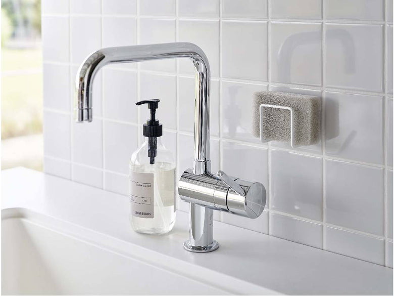 浴室のシンクに取り付けられた【tower/タワー】フィルムフックスポンジホルダーと蛇口