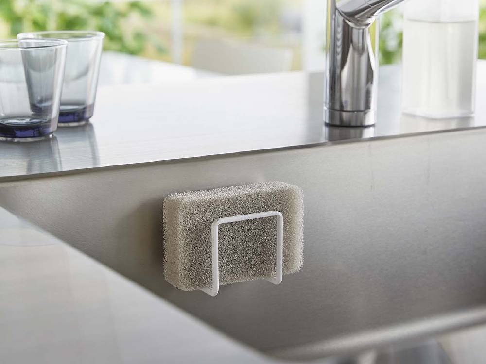 キッチンシンクに取り付けられたタワー型フィルムフックスポンジホルダー