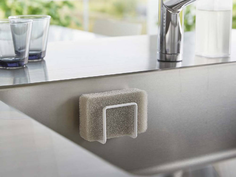 キッチンシンクに取り付けられたタワー型フィルムフックスポンジホルダー