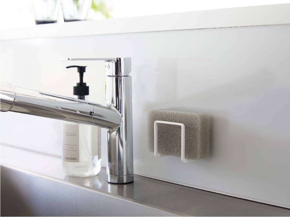 タワーのフィルムフックスポンジホルダーが洗面台のカウンターに取り付けられている