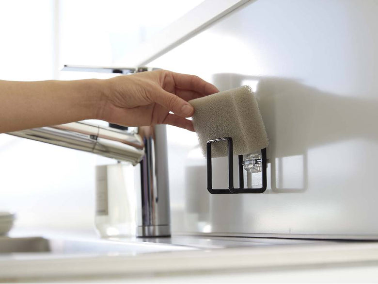 キッチンカウンターに設置されたタワー型フィルムフックスポンジホルダーと蛇口が配置されたシンクの様子