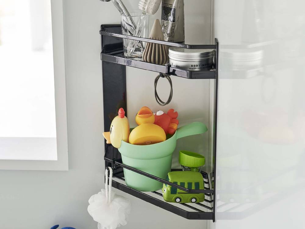 スチール製マグネットバスルームコーナーラック2段。滑り止めシリコーン付きで、浴室の角に安定して設置可能。フック4つが付属しています。