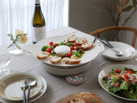 レコルトの卓上IHクッキンググリドルと盛り付けられた料理が並ぶテーブル