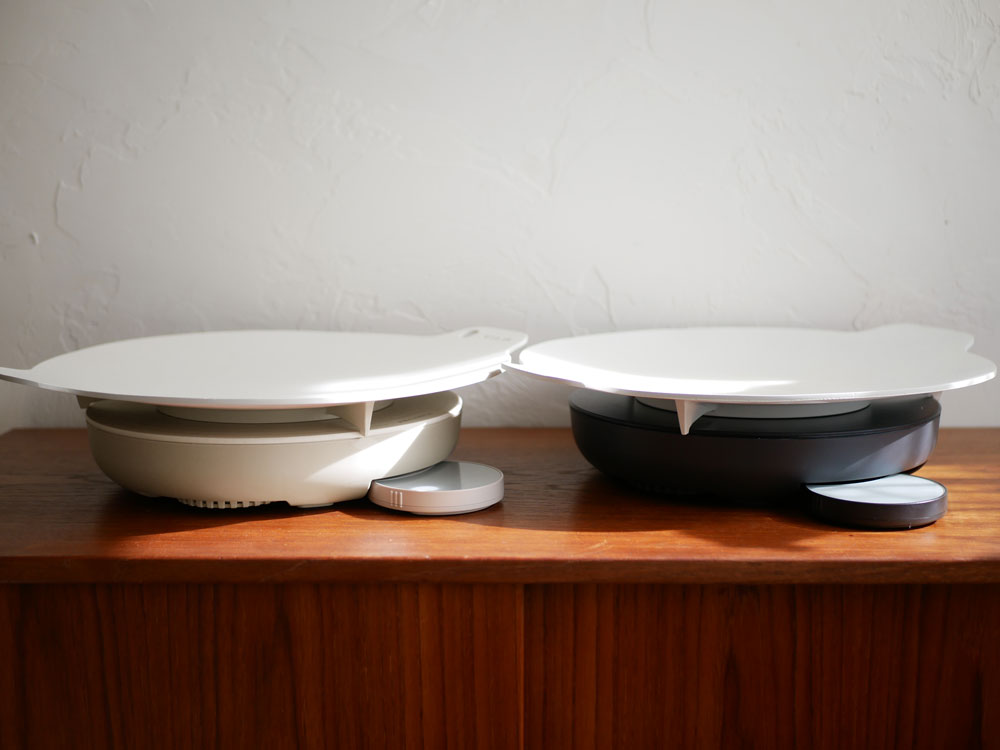 レコルト卓上IHクッキンググリドルと盛り付けられた料理が並ぶ調理風景