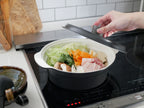 卓上IHクッキンググリドルで野菜を調理しているキッチンの様子