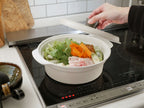 卓上IHクッキンググリドルを使用して野菜や食材を調理しているキッチンの様子