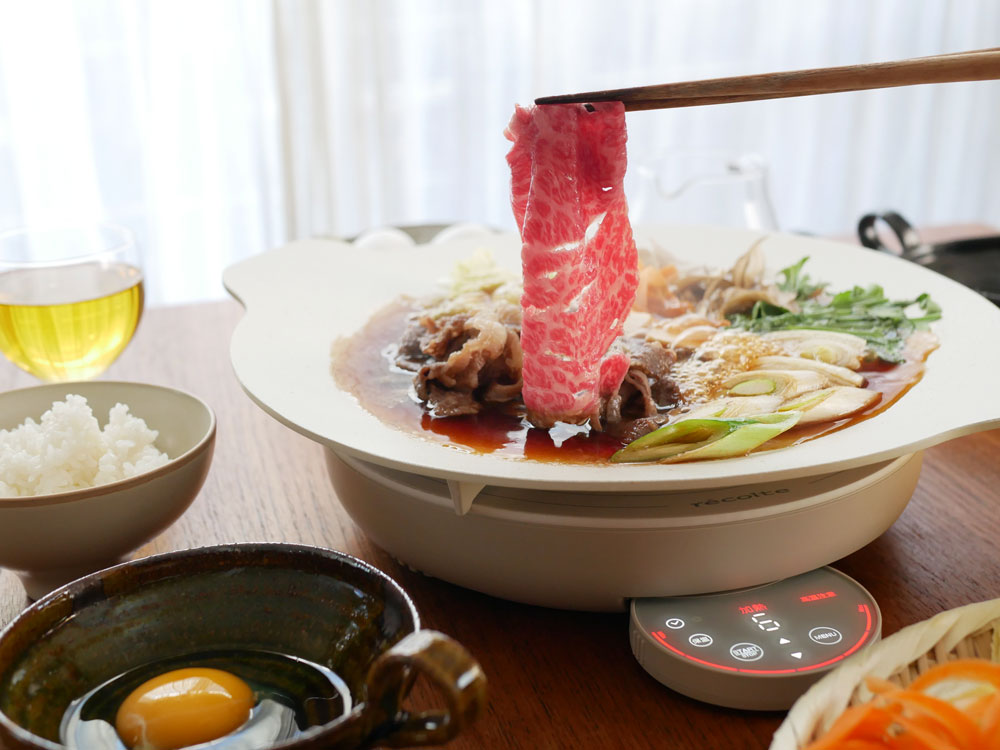 ビーフと野菜を使った料理とスープが食器に盛られ、テーブルに整然と並べられている様子