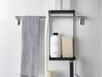 スチール製の2段タオル掛け上ラックがバスルームの棚に設置され、タオルや小物が掛けられている様子