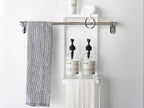 バスルームの壁に取り付けられたシルバー色の2段タオル掛け上ラックにタオルが掛かっている様子