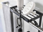 スチール製の2段タオル掛け上ラック。バスルームに設置された棚とハンドルが特徴の収納用ハードウェア